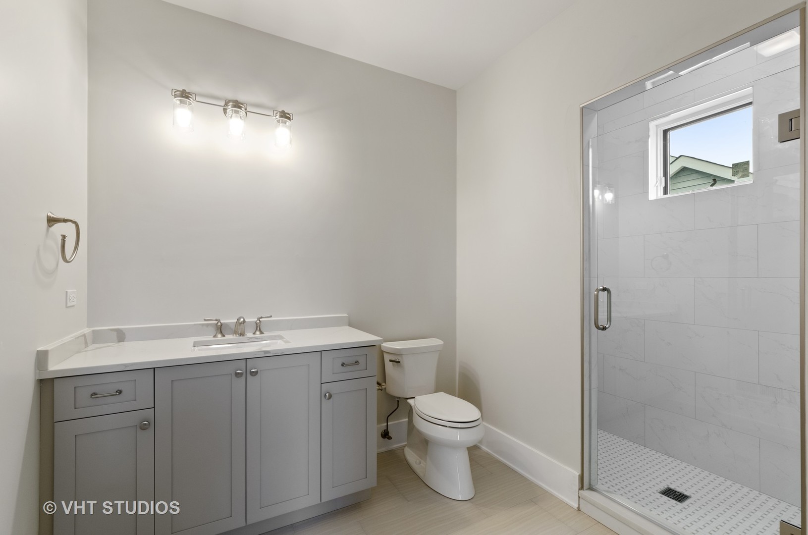 717 Meadow Lane Libertyville, IL 60048 - Photo 17 of 23 a bathroom with a toilet sink and mirror