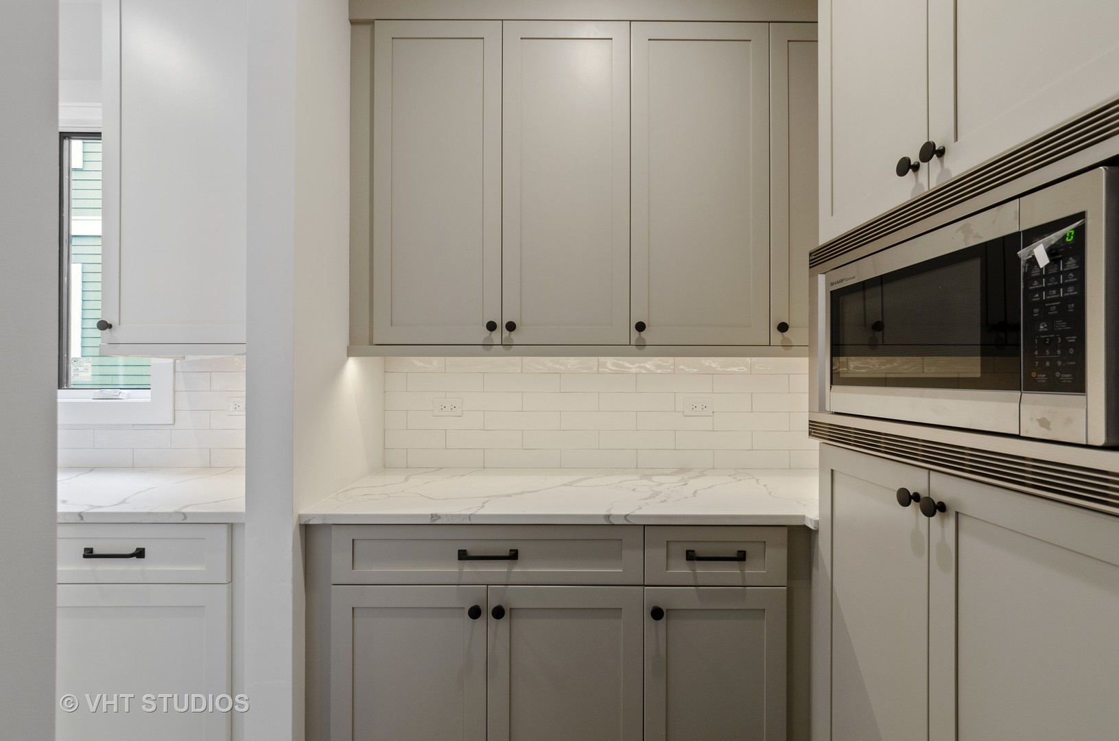 717 Meadow Lane Libertyville, IL 60048 - Photo 7 of 23 a view of microwave oven