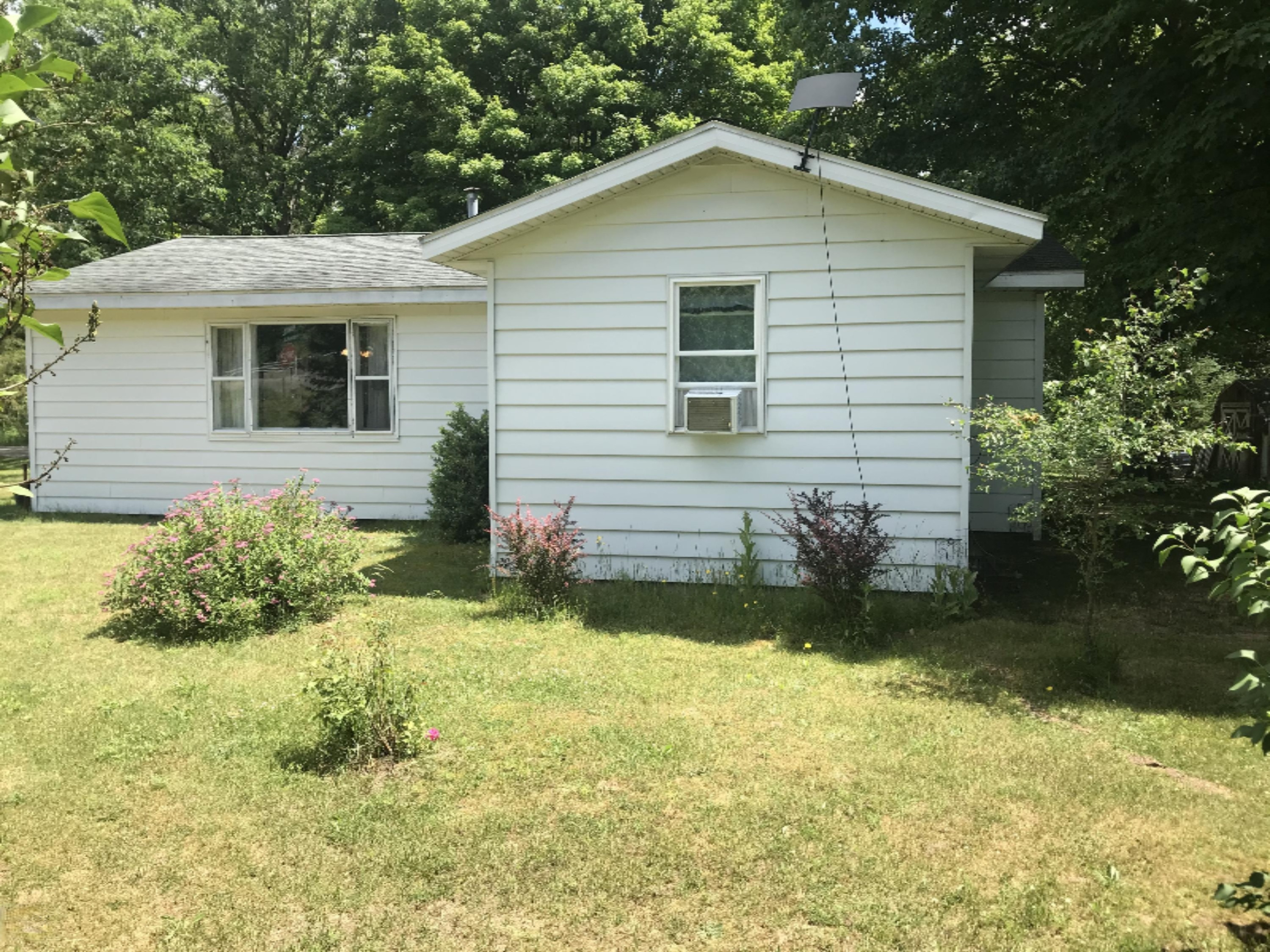22723 Kendaville Road Pierson, MI 49339 - Photo 3 of 16 IMG_2285