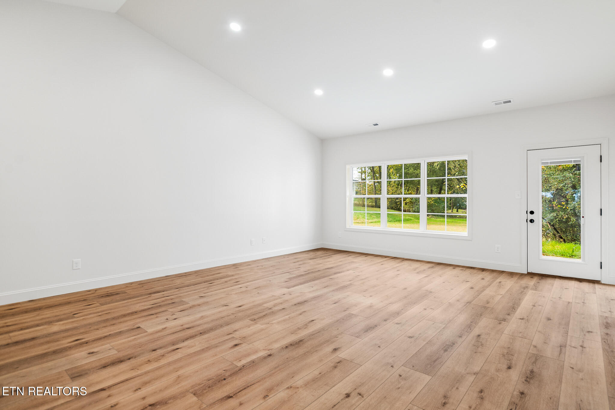 111 Alpine Drive Clinton, TN 37716 - Photo 17 of 41 Living Room