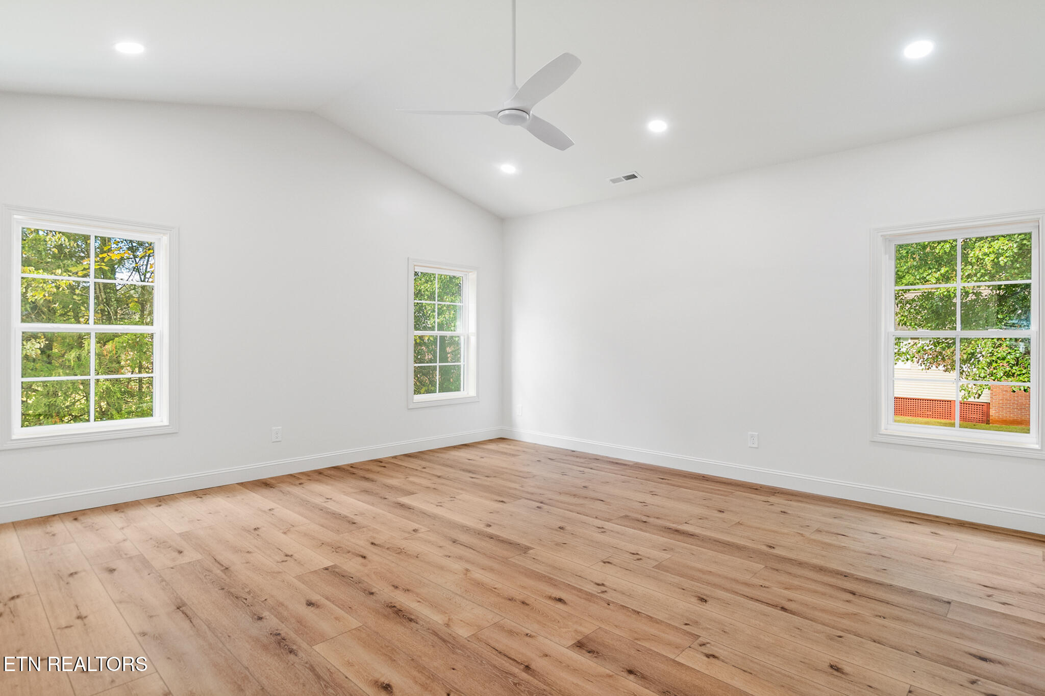 111 Alpine Drive Clinton, TN 37716 - Photo 22 of 41 Master Bedroom