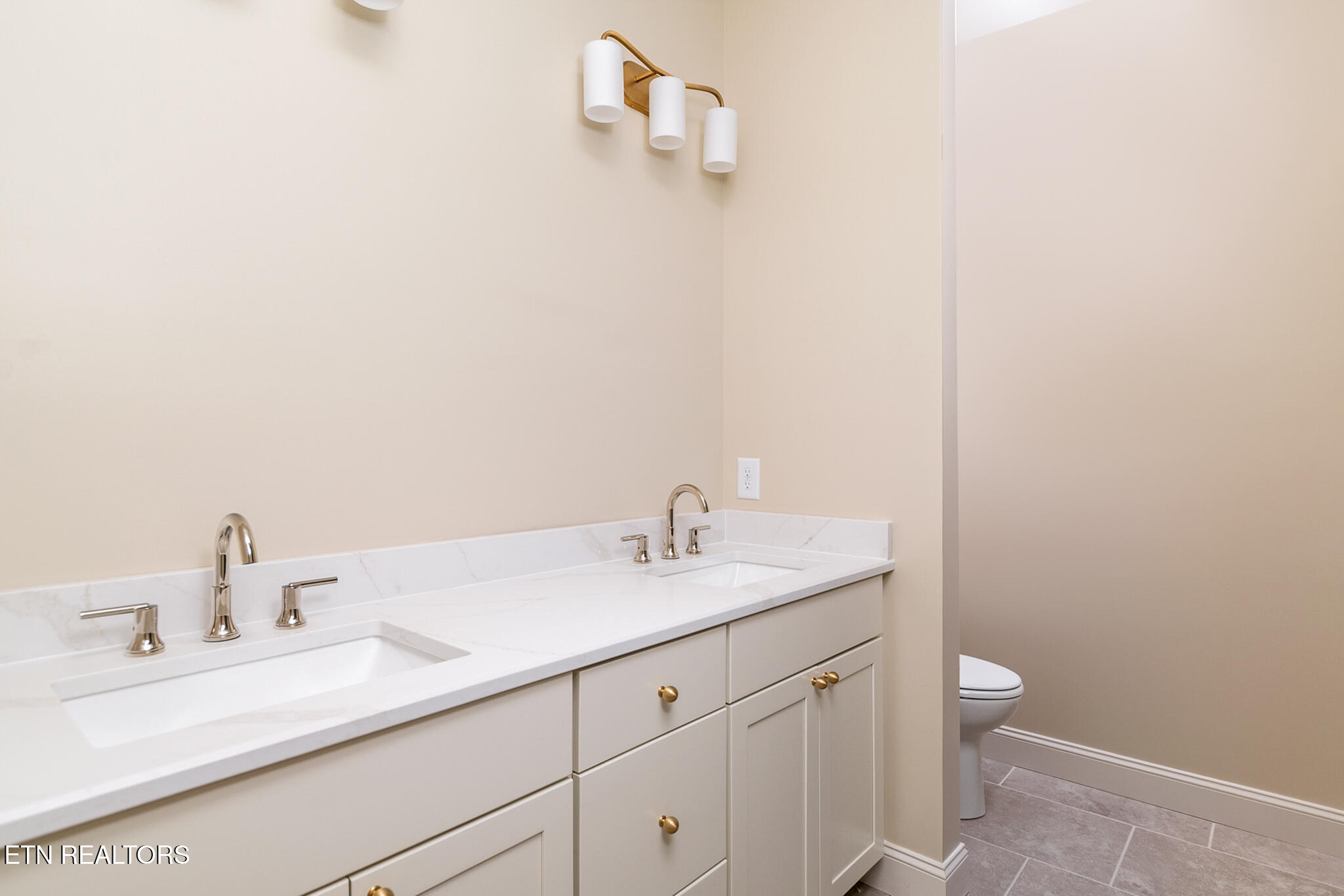 111 Alpine Drive Clinton, TN 37716 - Photo 24 of 41 Master Bathroom