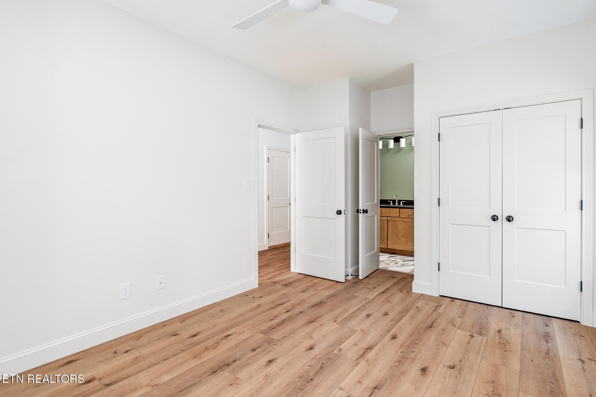 111 Alpine Drive Clinton, TN 37716 - Photo 29 of 41 Bedroom 3 ensuite bathroom