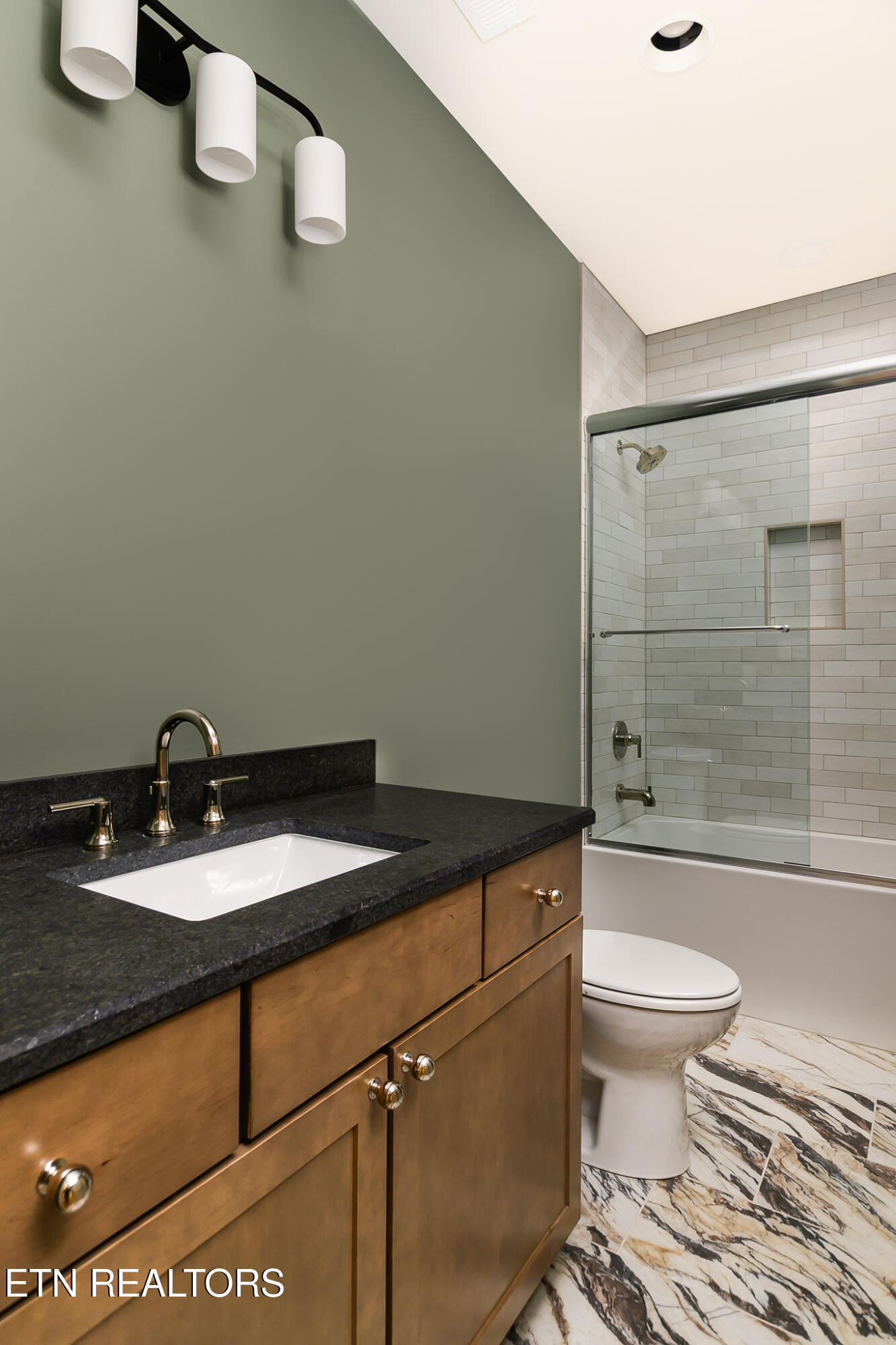 111 Alpine Drive Clinton, TN 37716 - Photo 30 of 41 Bathroom 2