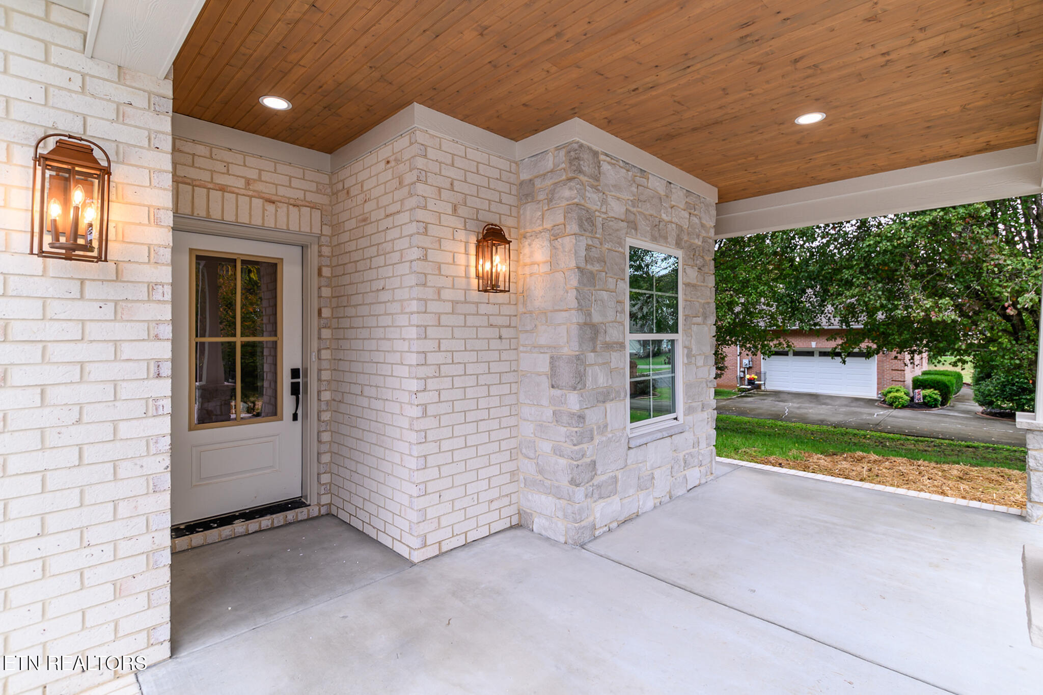 111 Alpine Drive Clinton, TN 37716 - Photo 5 of 41 Front porch