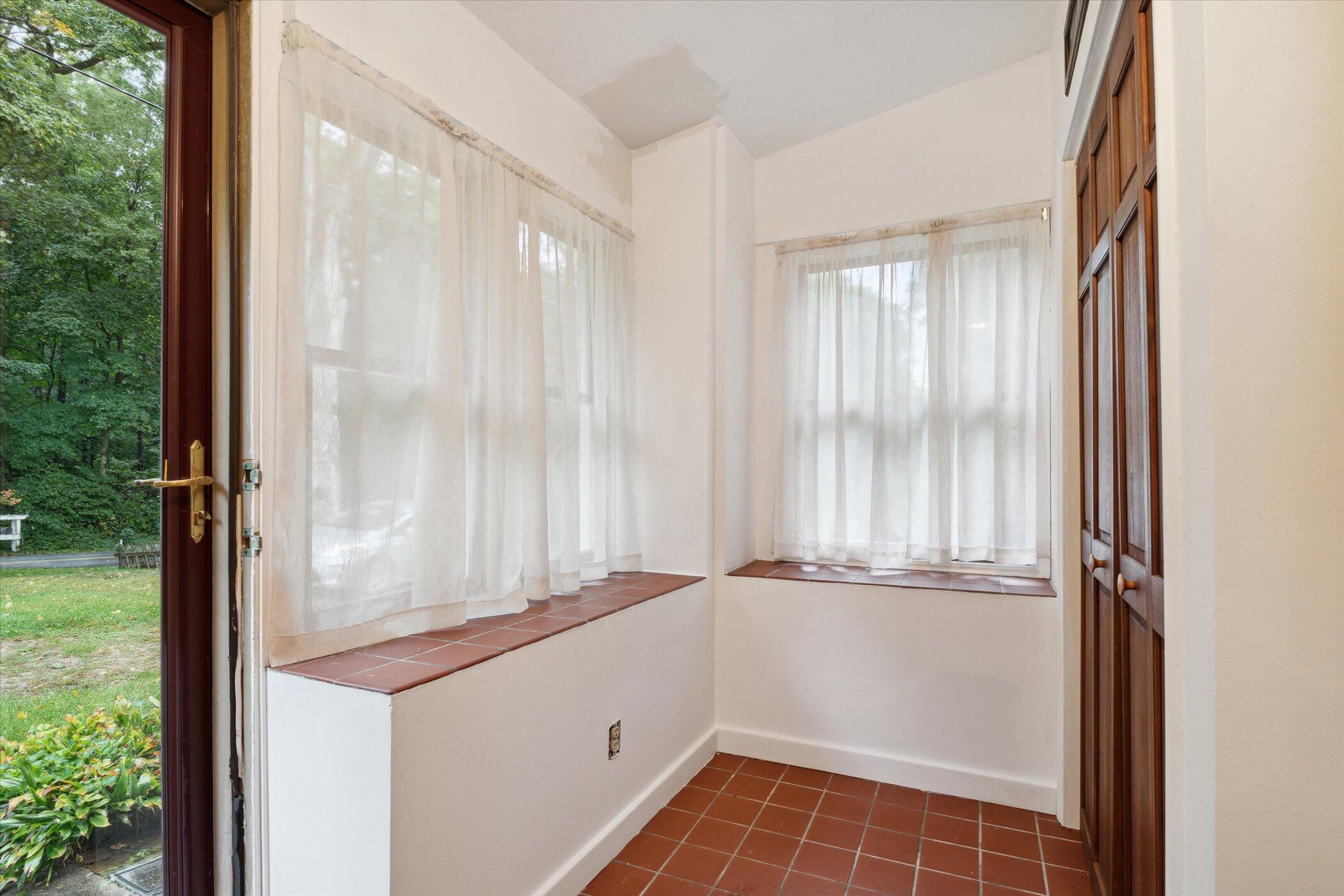 28957 Runkle Street Niles, MI 49120 - Photo 5 of 58 Front entry