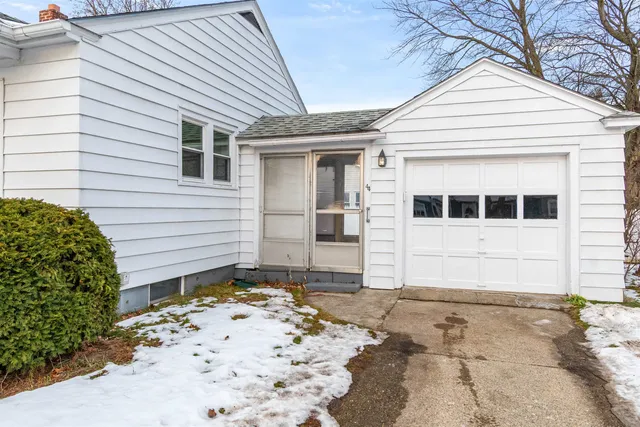 $375,000 | 44 Edgemoor Drive, Burlington, VT 05408