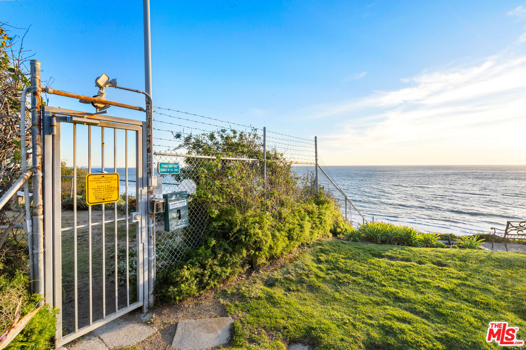 6801 Seawatch Lane Malibu, CA 90265 - Photo 29 of 34 a view of a pathway of a building from a balcony
