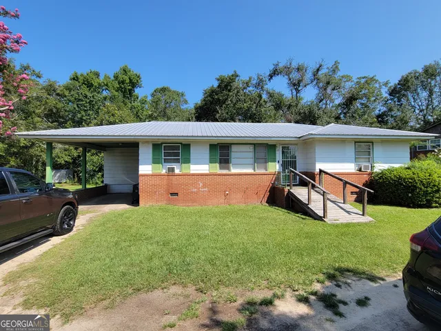 a view of a house with backyard porch and garden