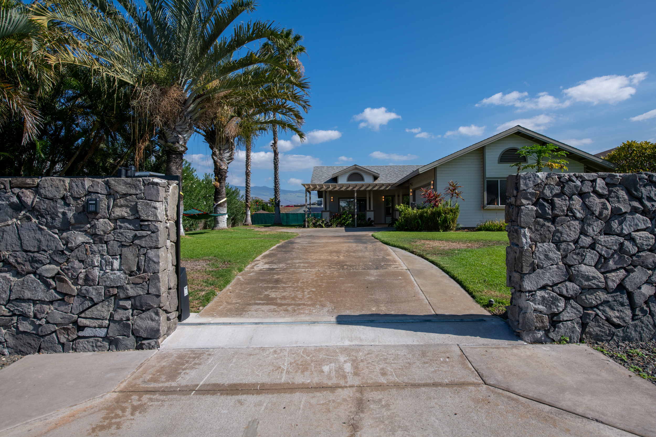 a view of a yard with a house
