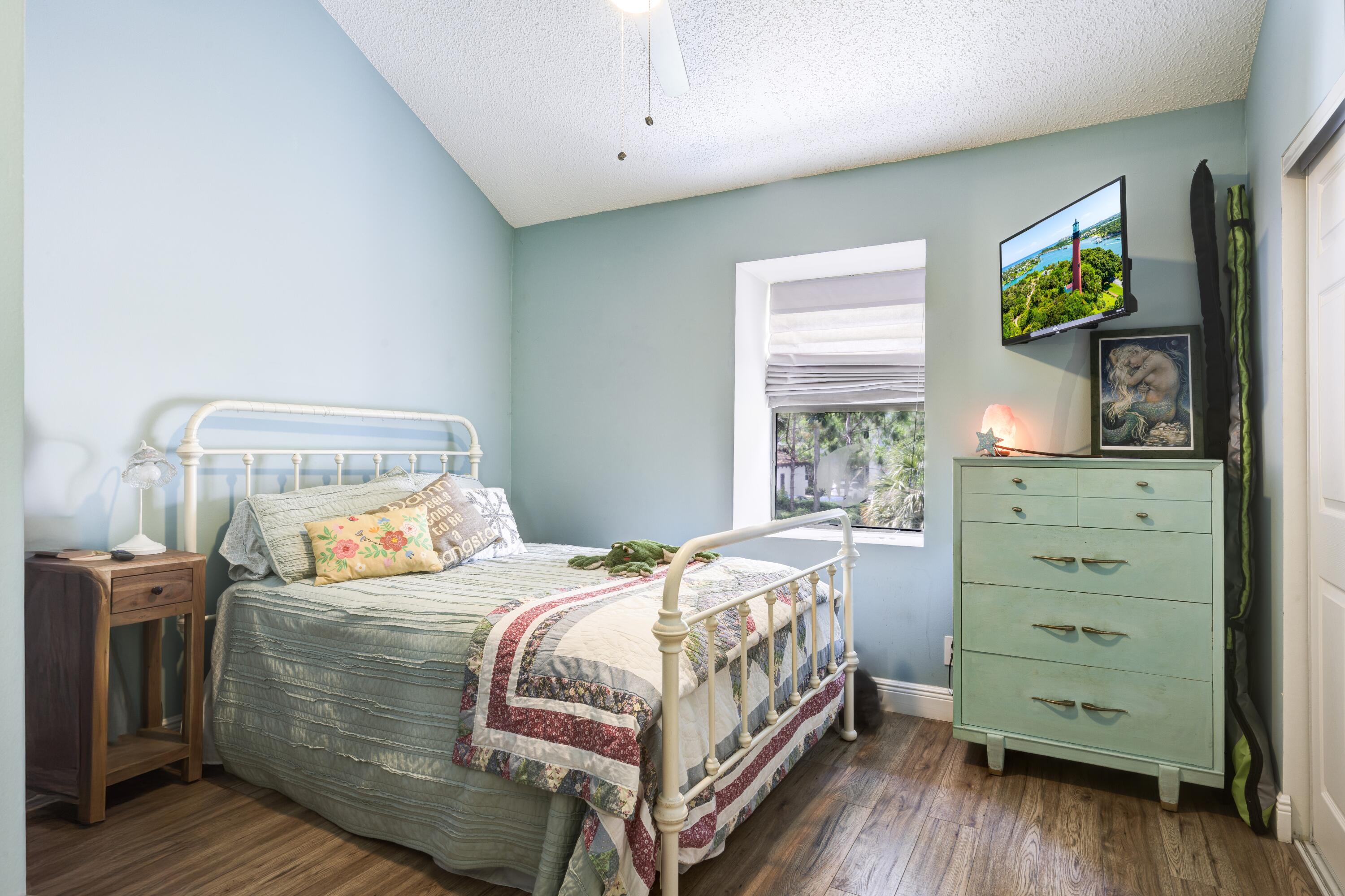 1202 Summerwinds Lane Jupiter, FL 33458 - Photo 14 of 38 Second floor Guest Bedroom