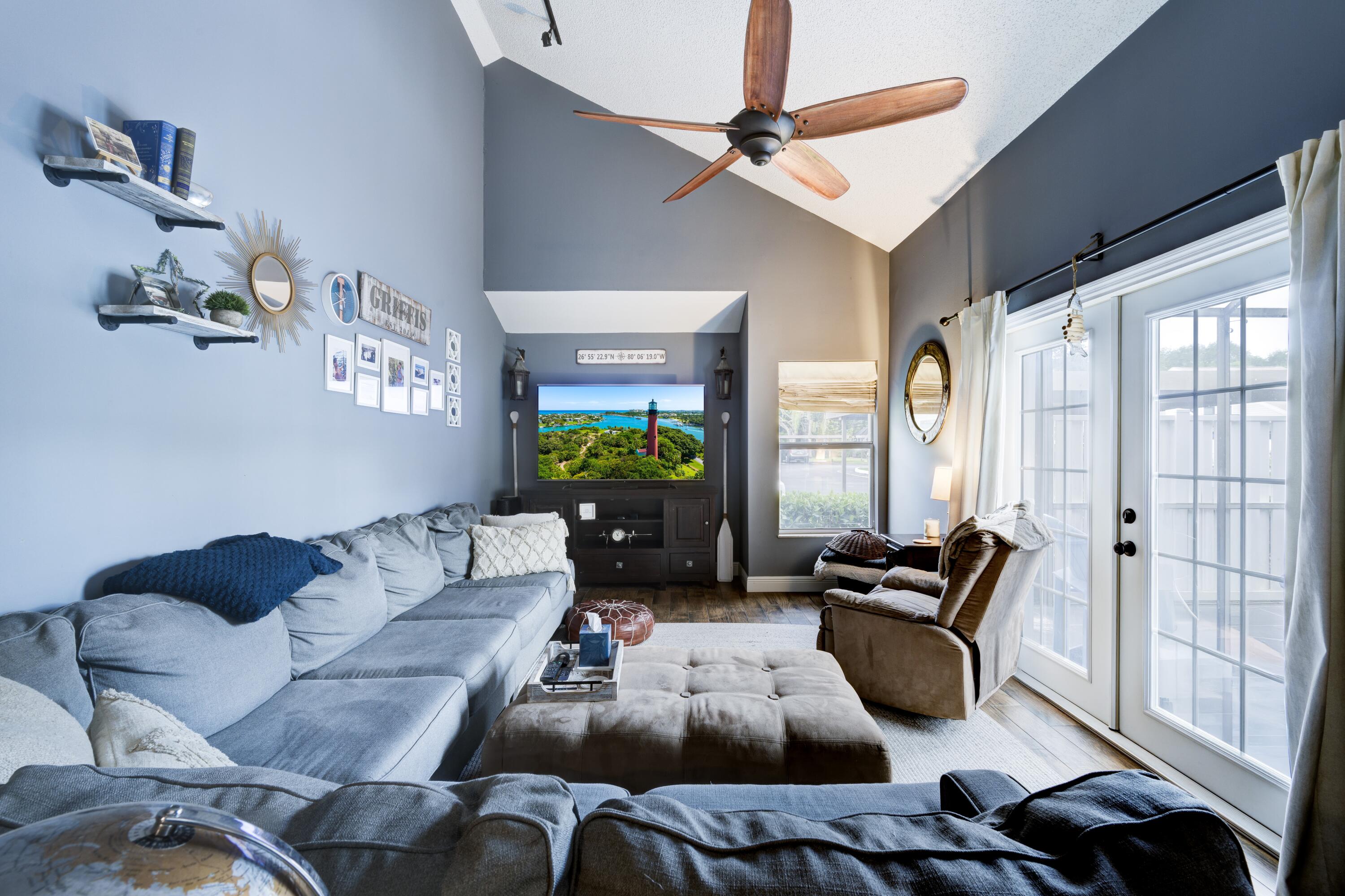 1202 Summerwinds Lane Jupiter, FL 33458 - Photo 7 of 38 Living Room