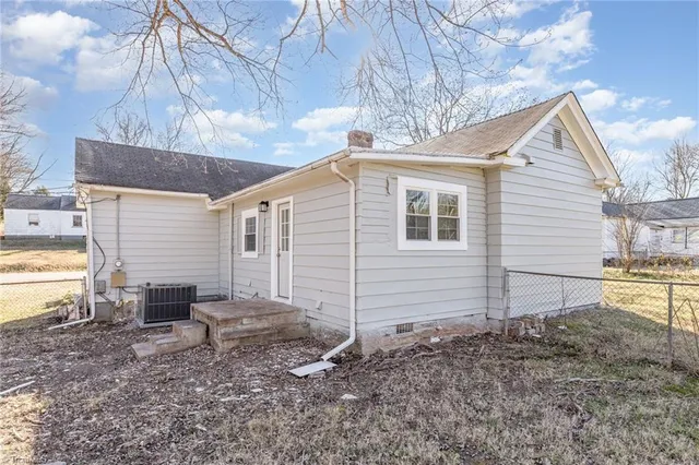 $1,300 | 1309 Ridge Avenue, Eden, NC 27288