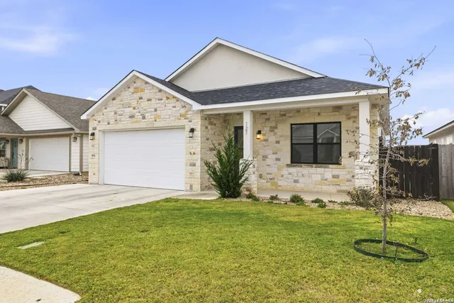 a view of a house with backyard