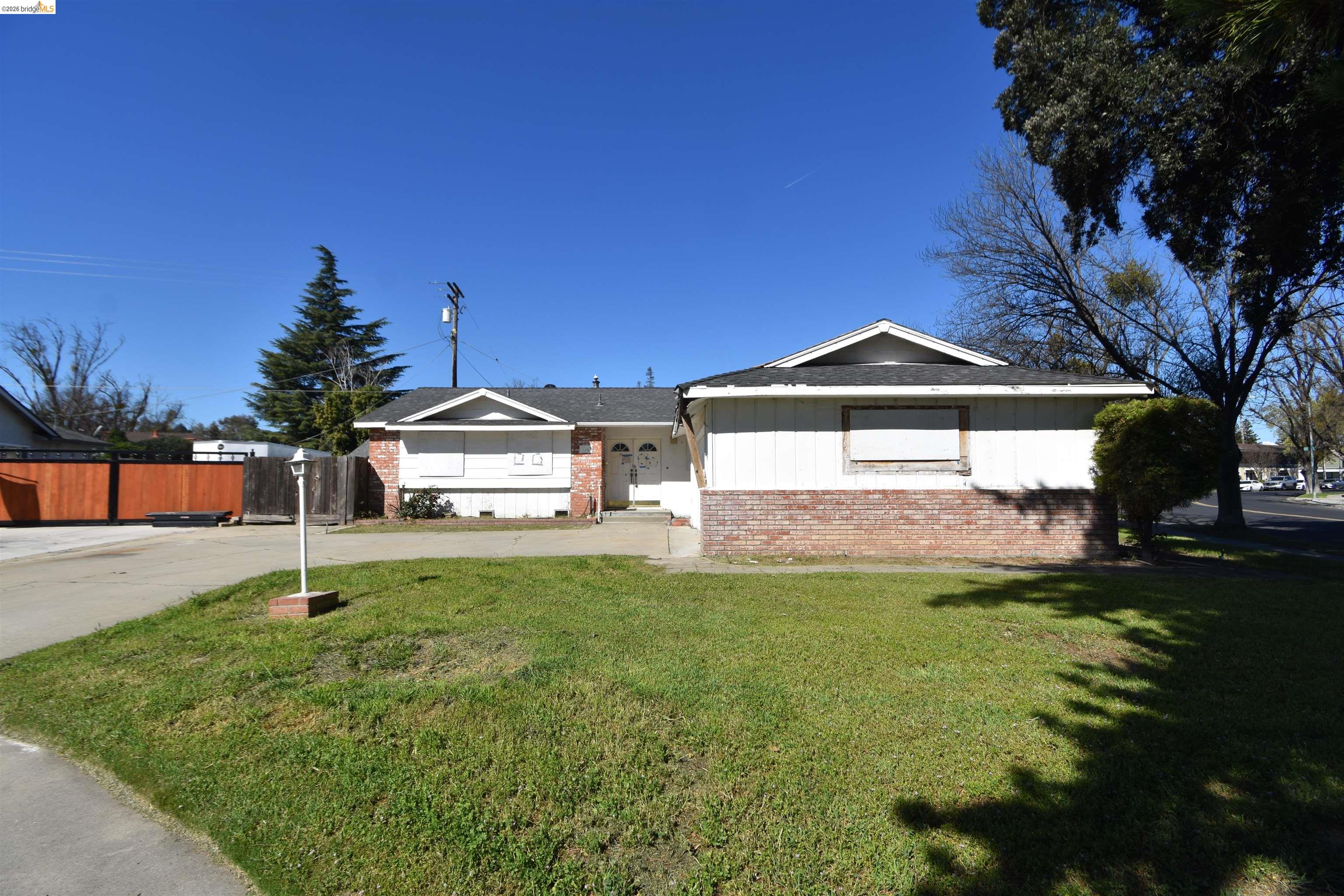 1013 Colonial Court Modesto, CA 95350 - Photo 2 of 30