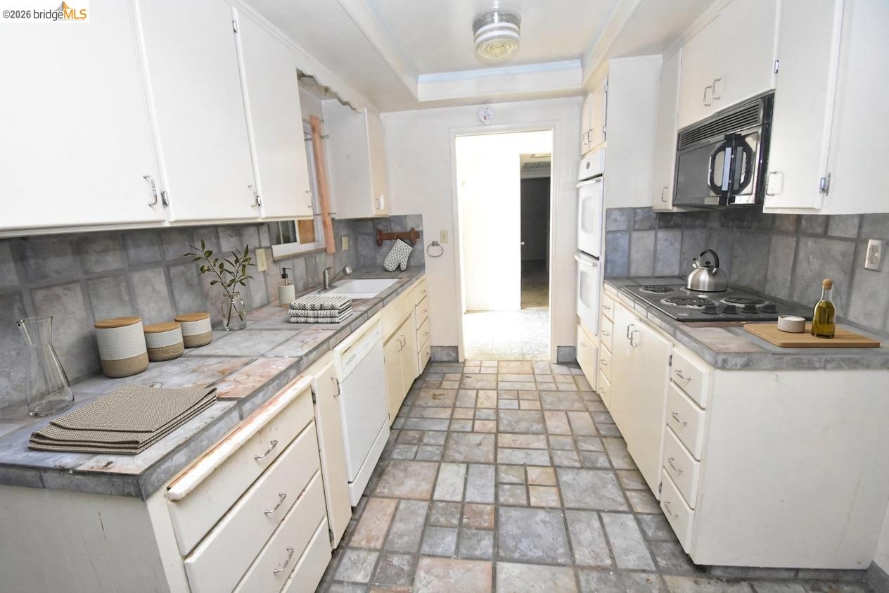 1013 Colonial Court Modesto, CA 95350 - Photo 9 of 30