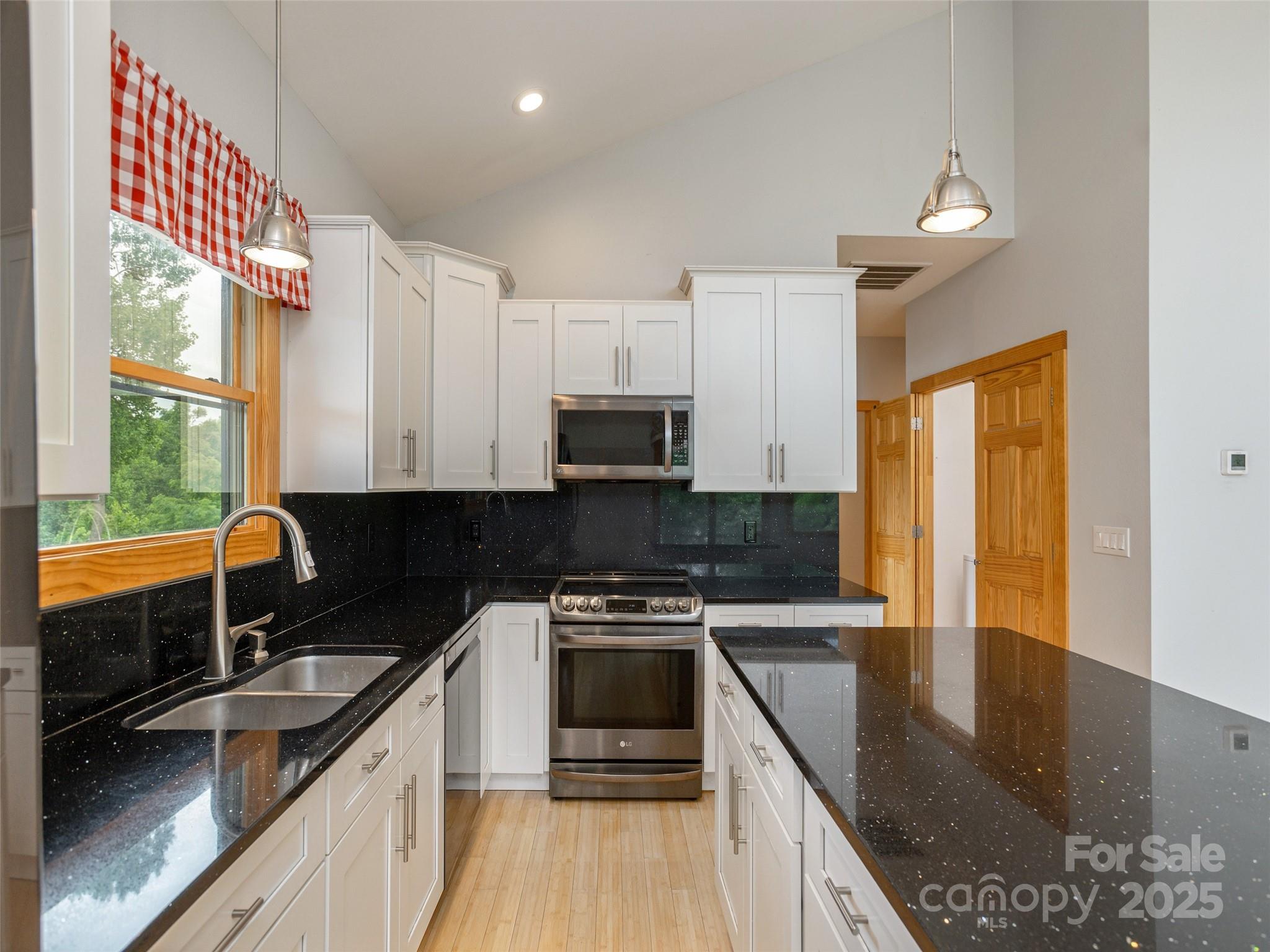 645 Silverglen Way Hendersonville, NC 28792 - Photo 8 of 41