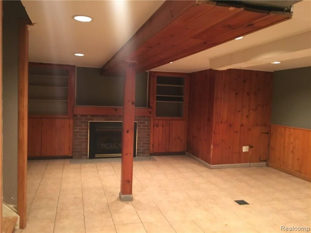 2048 Oxford Road Grosse Pointe Woods, MI 48236 - Photo 18 of 40