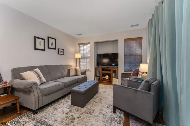 $239,900 | 52 Overlook Drive, Stewartsville, NJ 08886