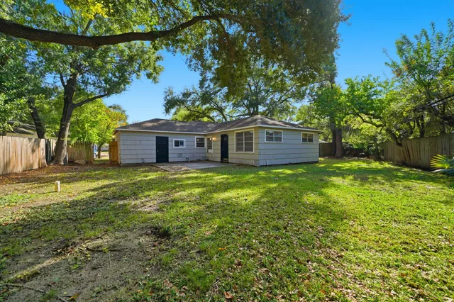 a picture of a open white wall