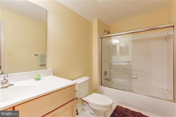 18314 Commandery Way Olney, MD 20832 - Photo 13 of 29 4th level full bath