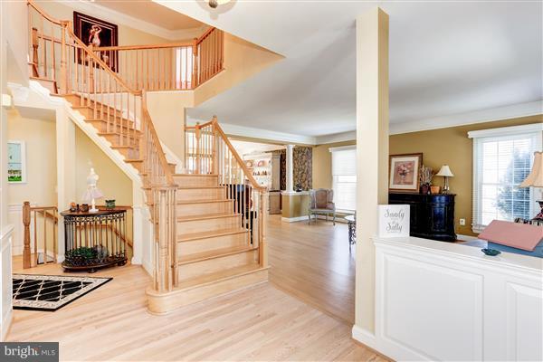 18314 Commandery Way Olney, MD 20832 - Photo 3 of 29 foyer entrance