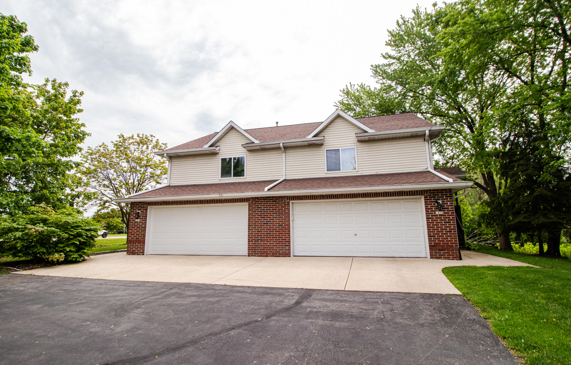 1410 South River Road New Berlin, WI 53151 - Photo 9 of 41 Garage