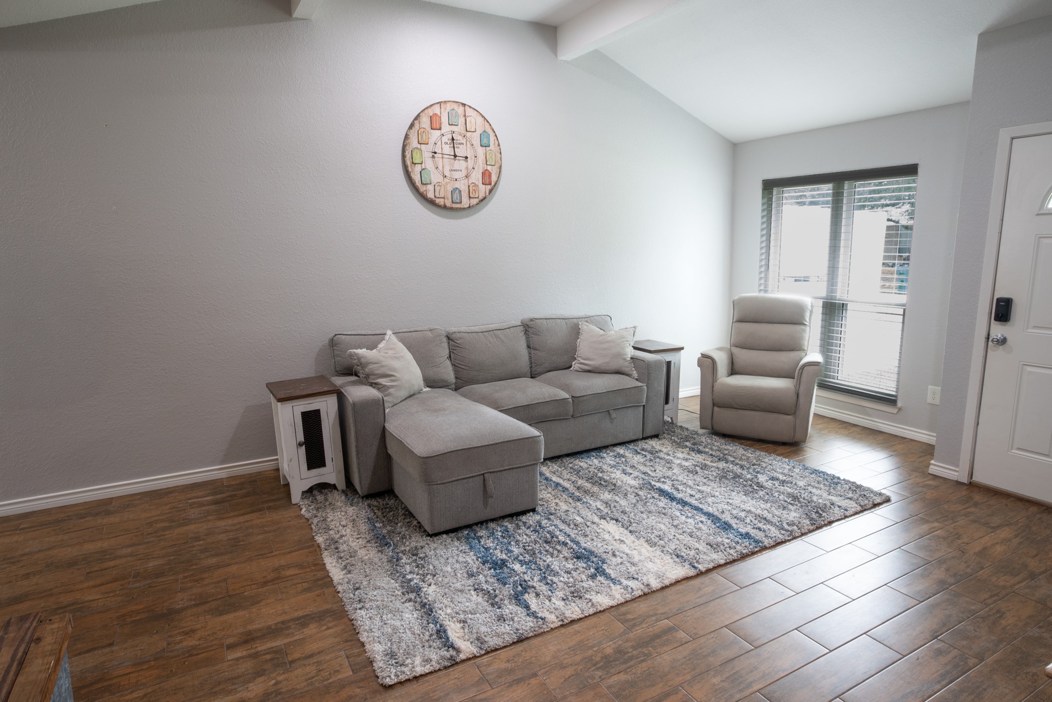 10 Wagon Ln Loop Angleton, TX 77515 - Photo 7 of 28 a living room with furniture rug and wooden floor
