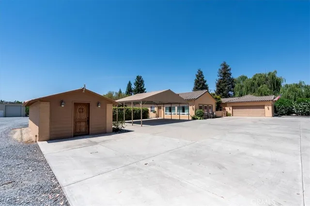 a view of empty room with window