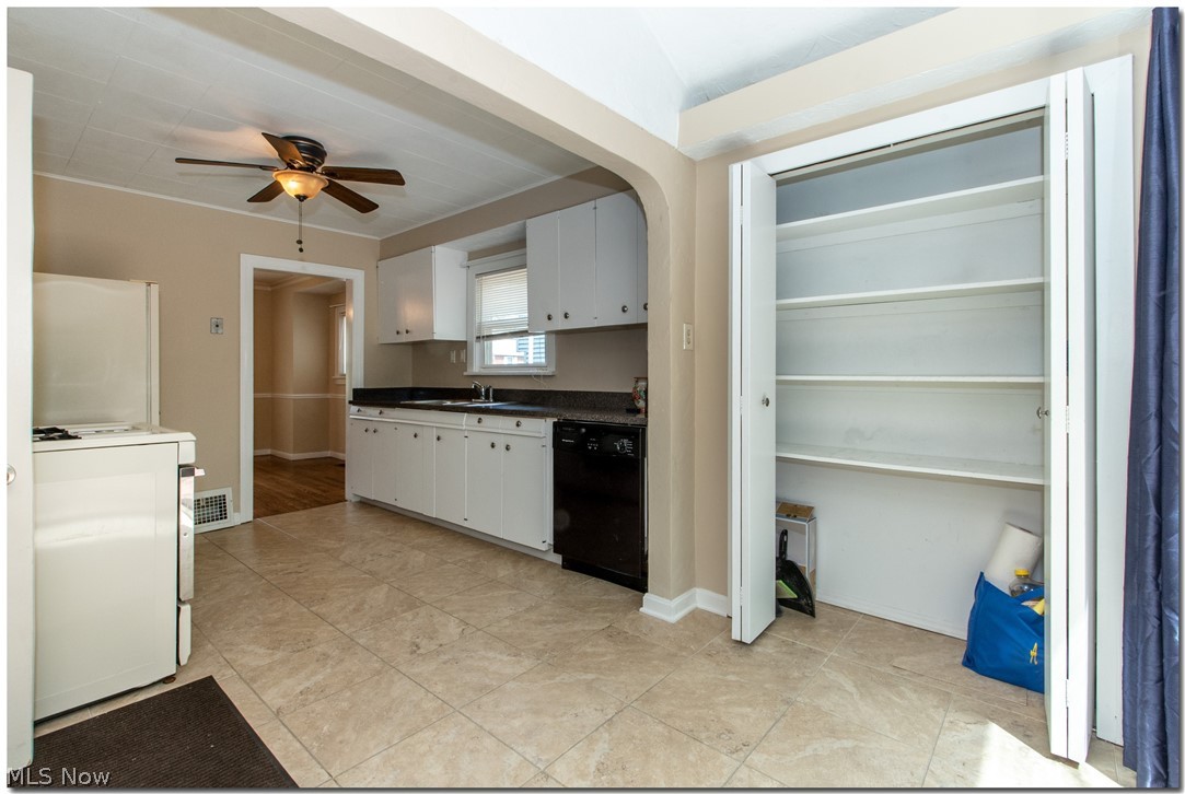 1399 Dill Road Cleveland, OH 44121 - Photo 16 of 35
