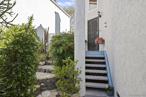 a view of entryway with a house