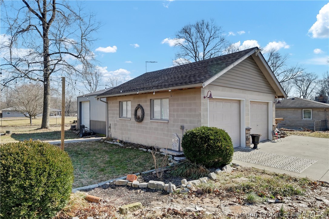 212 Lake Road Henryville, IN 47126 - Photo 4 of 34