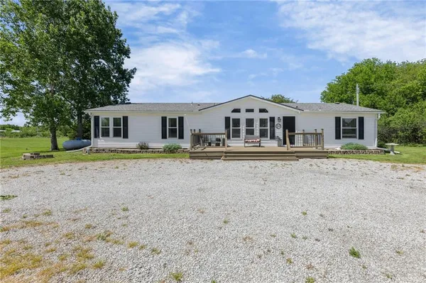 $285,000 | 69 Porcupine Path, Linn Valley, KS 66040
