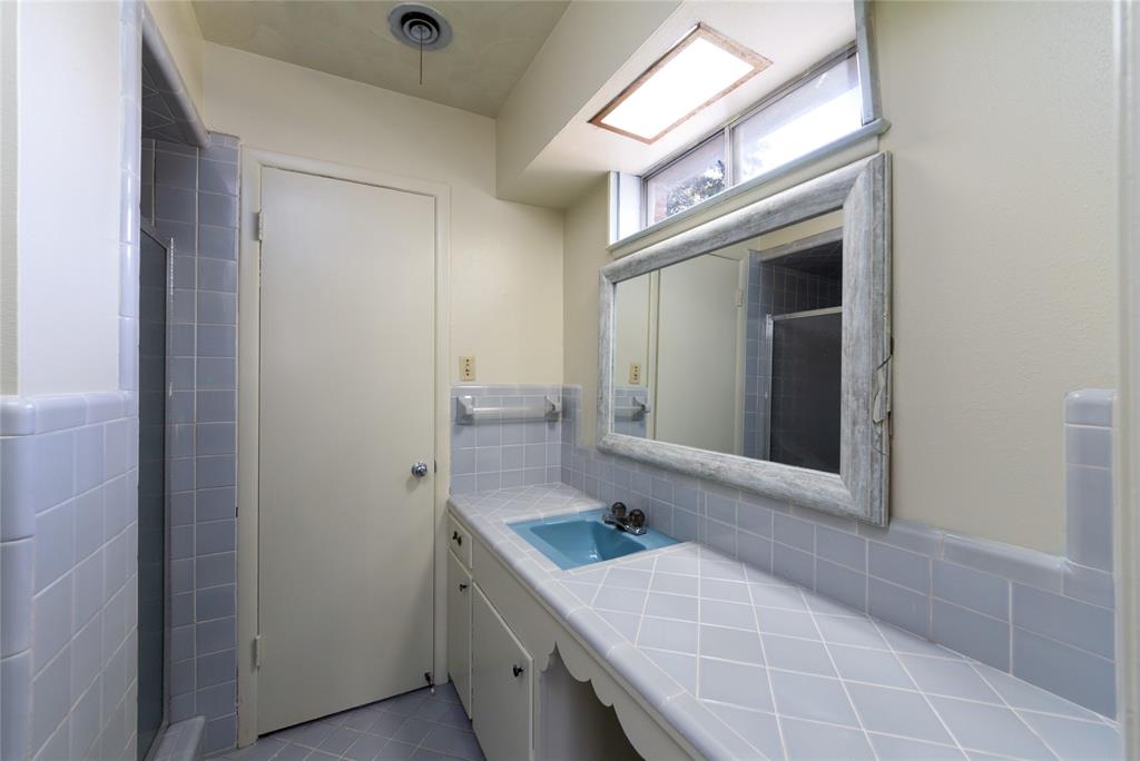 3217 Cedarcroft Lane Dallas, TX 75233 - Photo 13 of 27 Dual-entry bathroom