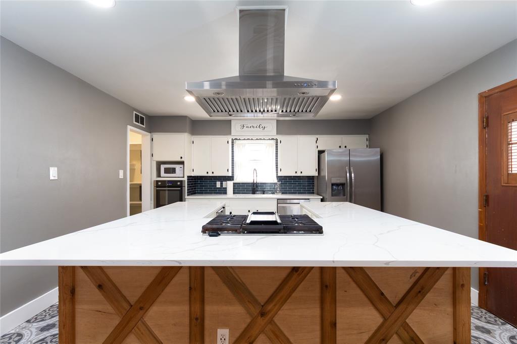 3217 Cedarcroft Lane Dallas, TX 75233 - Photo 6 of 27 Breakfast bar