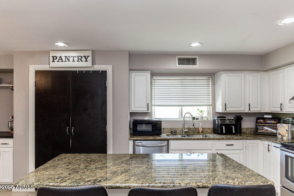 546 South Ellsworth Road Mesa, AZ 85208 - Photo 2 of 52 Large Granite Island