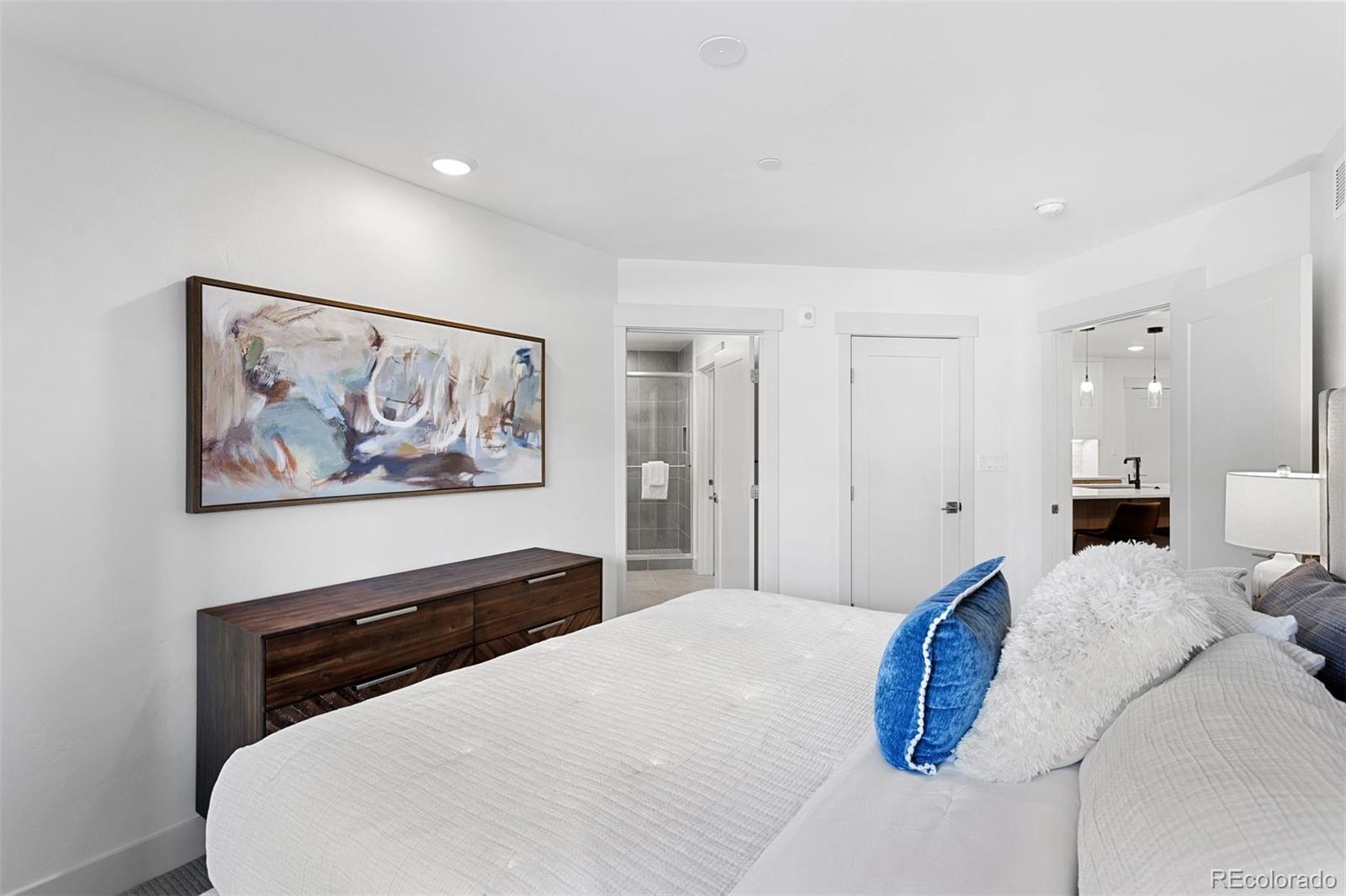 144 Ski Idlewild Road, Unit 3201 Winter Park, CO 80482 - Photo 20 of 39 a bedroom with a bed and a painting on the wall