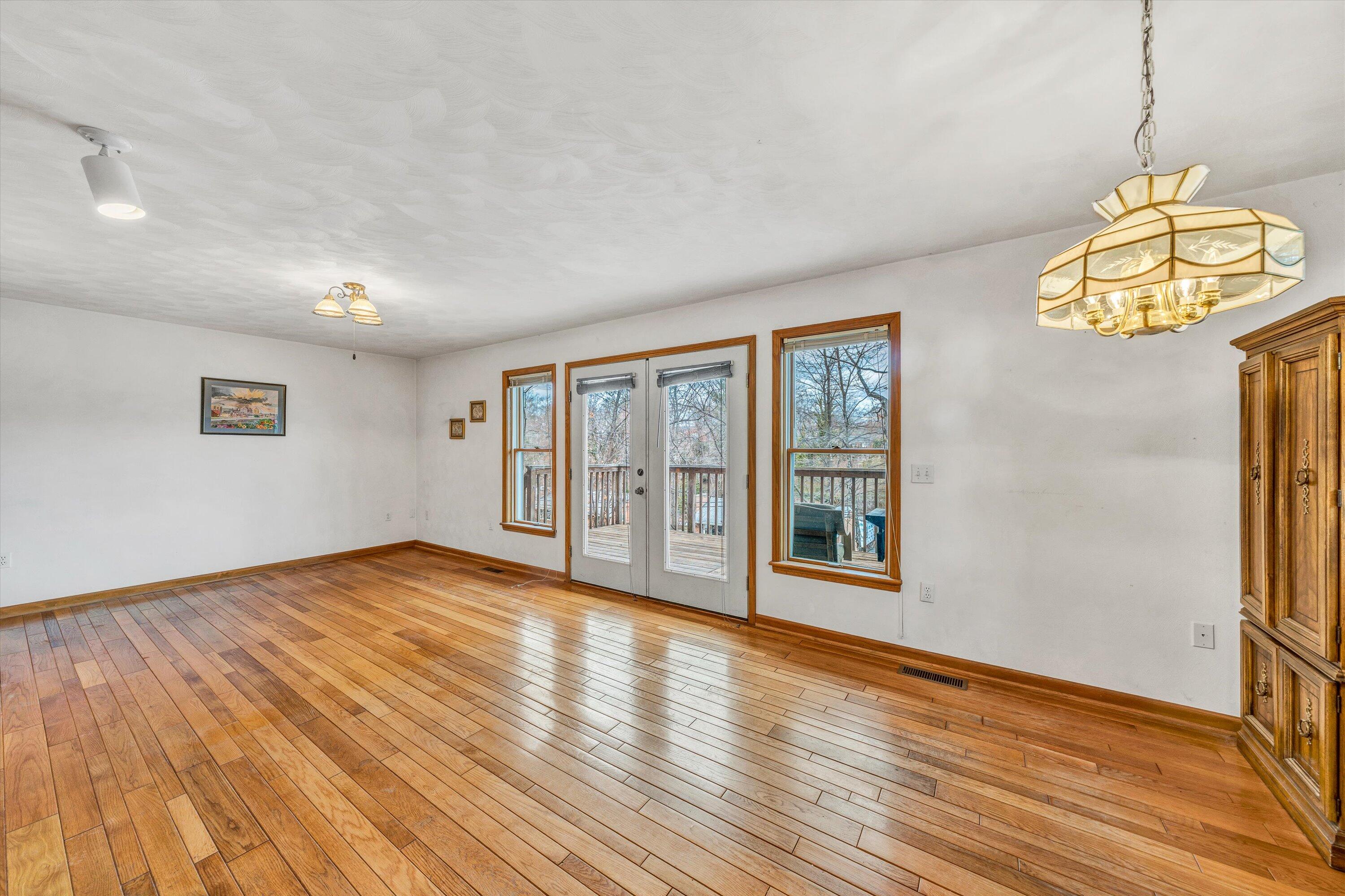 5414 Grandin Rd Extension Roanoke, VA 24018 - Photo 8 of 35 08-DSC00304