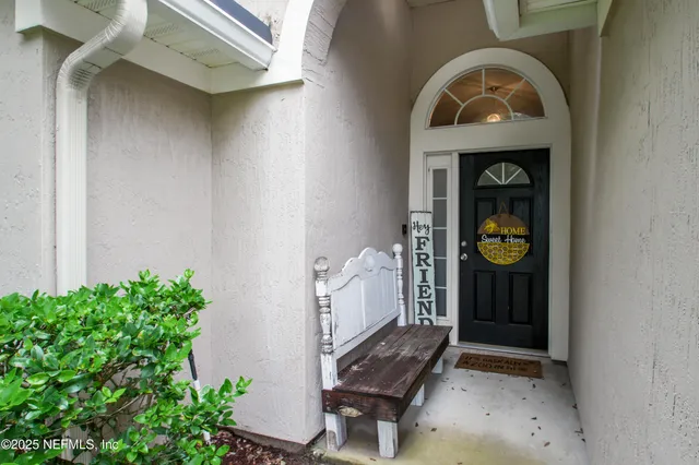 a view of an entryway of the house