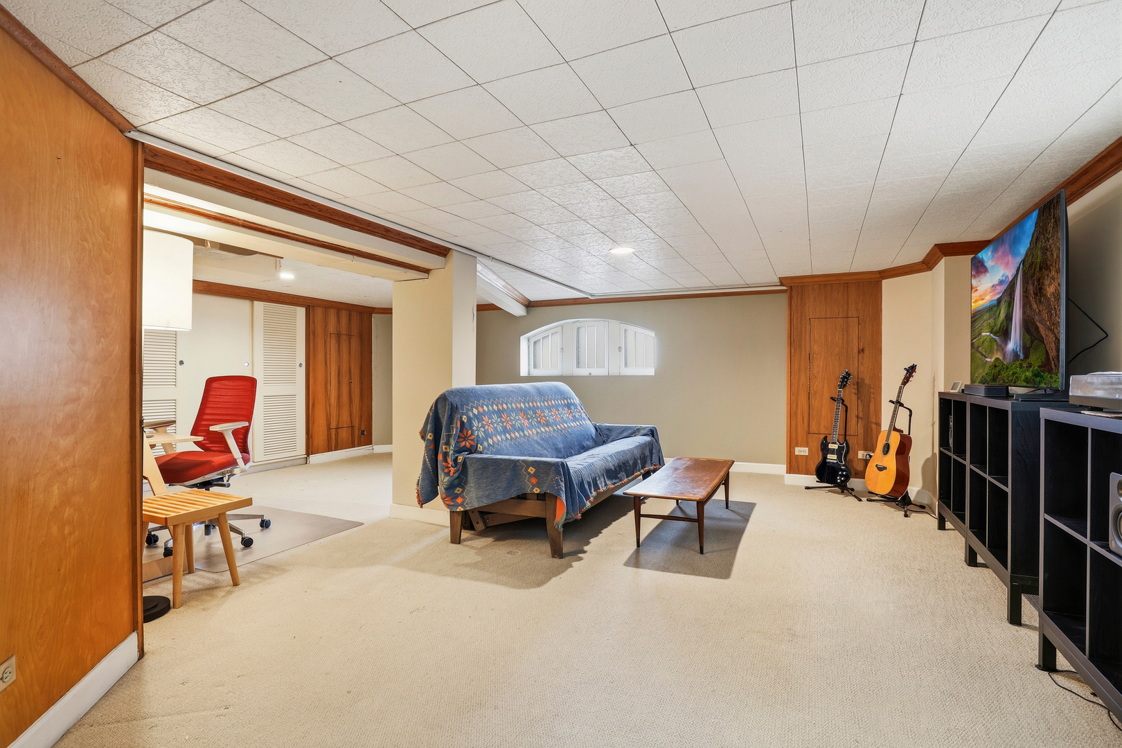 9031 Fairview Avenue Brookfield, IL 60513 - Photo 20 of 35 a living room with furniture gym equipment and a flat screen tv