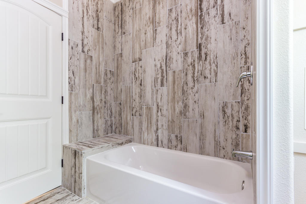 22305 Lone Tree Road Anderson, CA 96007 - Photo 20 of 29 bathroom tub