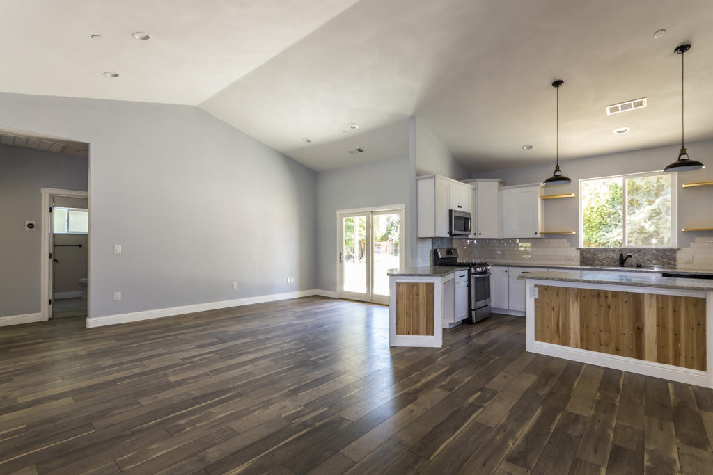 22305 Lone Tree Road Anderson, CA 96007 - Photo 5 of 29 living area