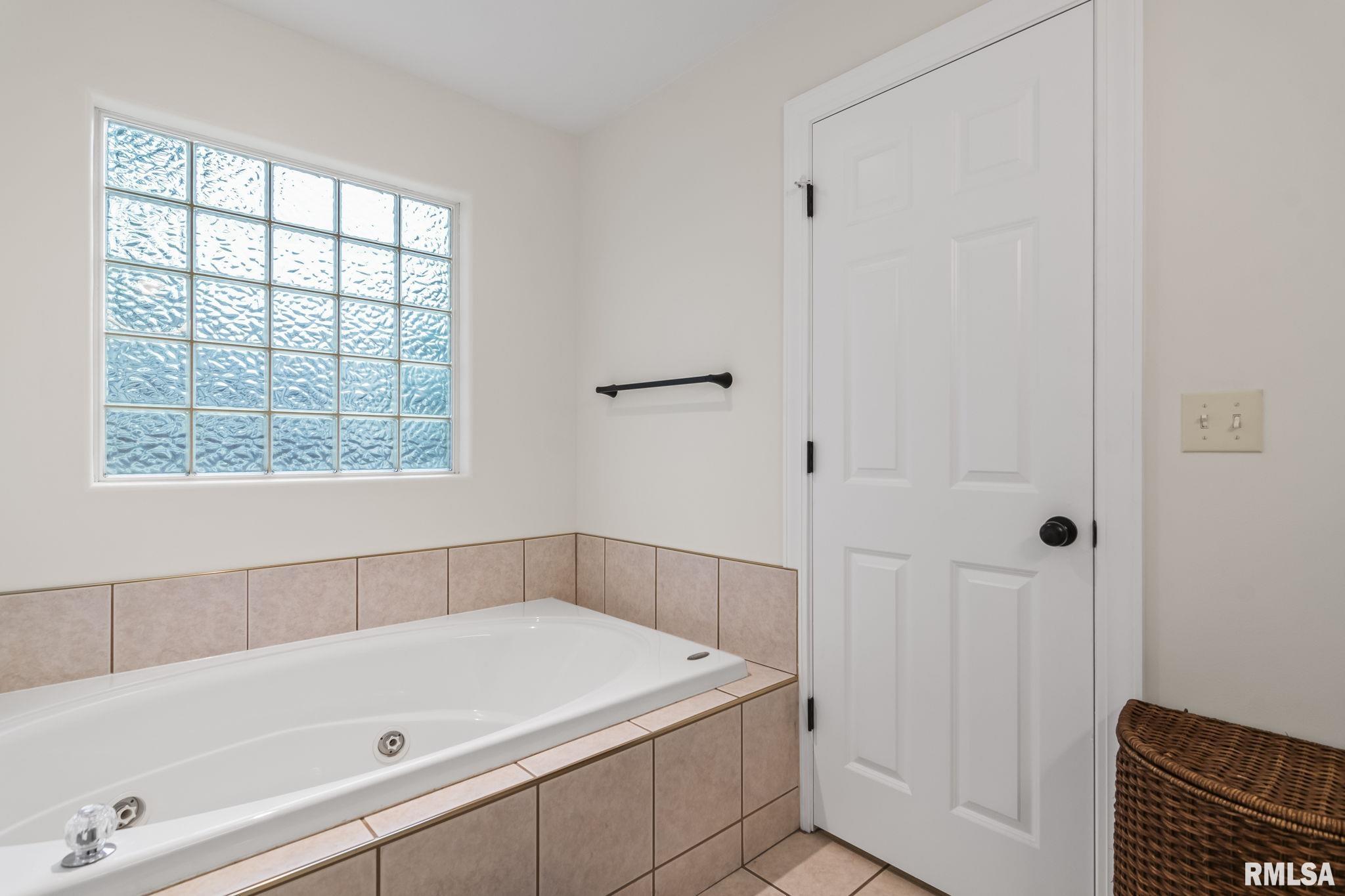 2725 Wordsworth Drive Springfield, IL 62711 - Photo 17 of 38