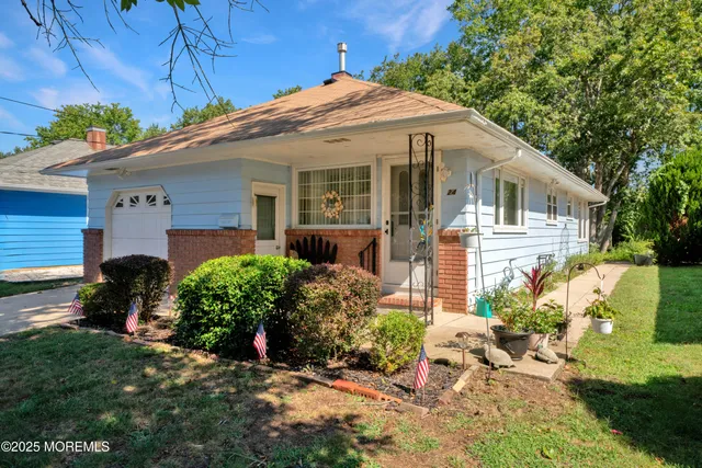 a view of a house with backyard