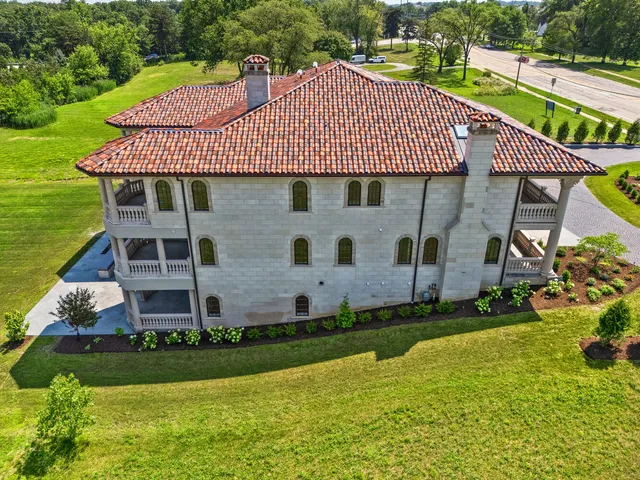 $5,900,000 | 6413 South County Line Road, Burr Ridge, IL 60527