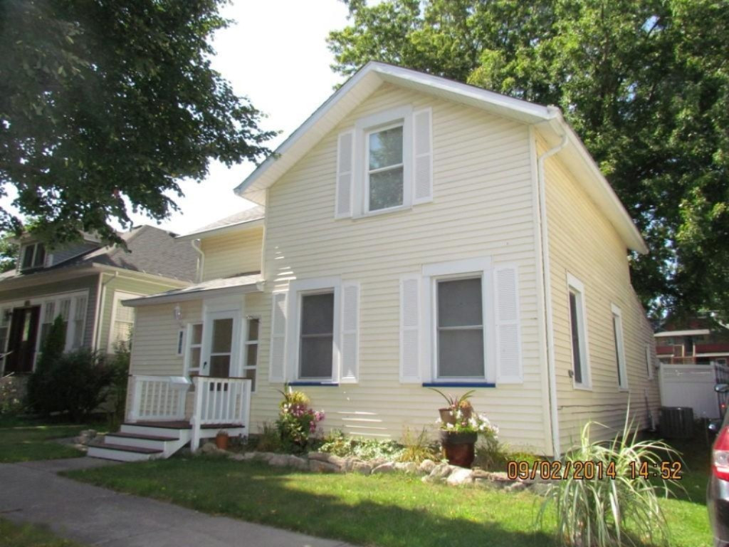 910 Court Street St. Joseph, MI 49085 - Photo 4 of 14 IMG_2234 (Medium)