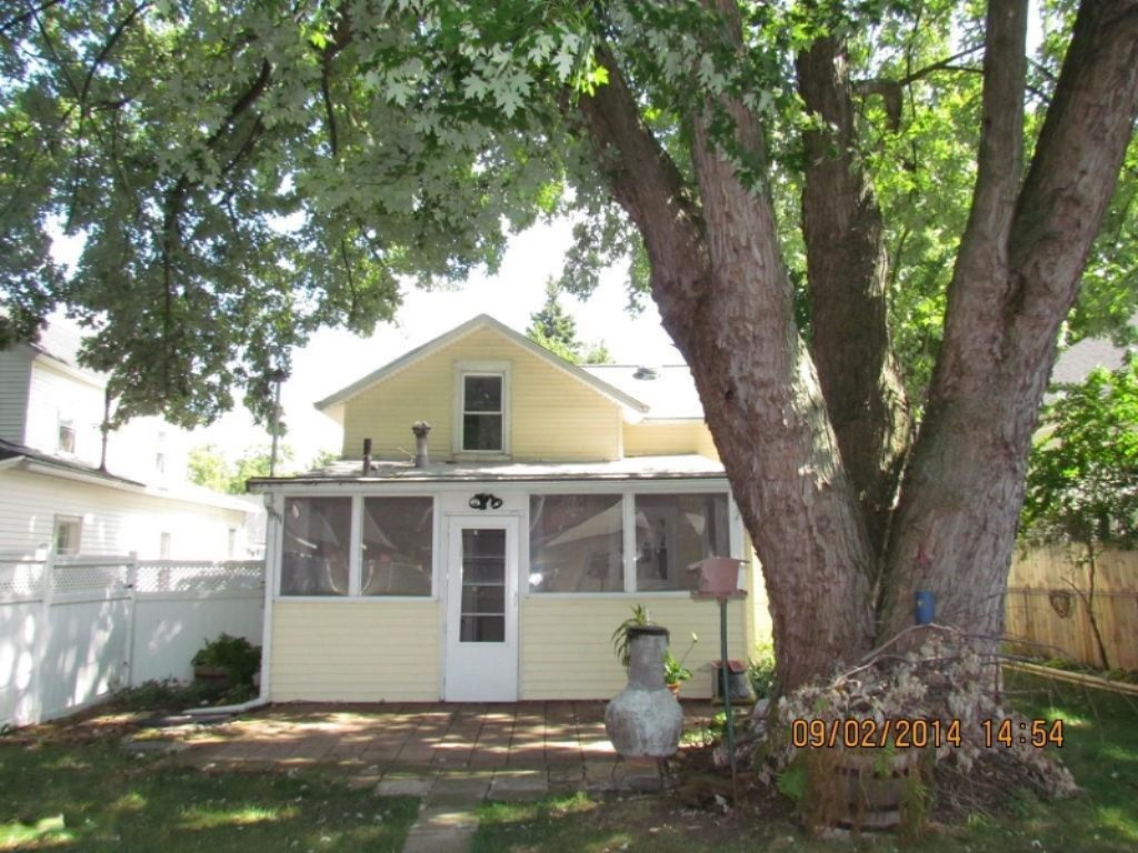 910 Court Street St. Joseph, MI 49085 - Photo 5 of 14 IMG_2236 (Medium)