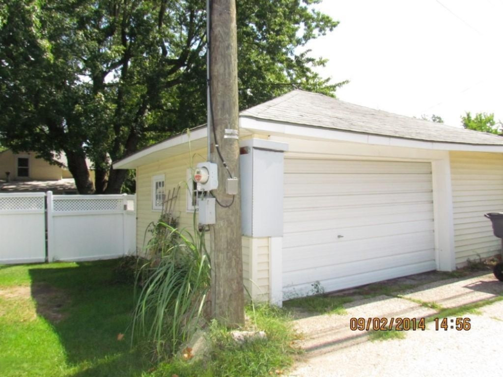 910 Court Street St. Joseph, MI 49085 - Photo 6 of 14 IMG_2239 (Medium)