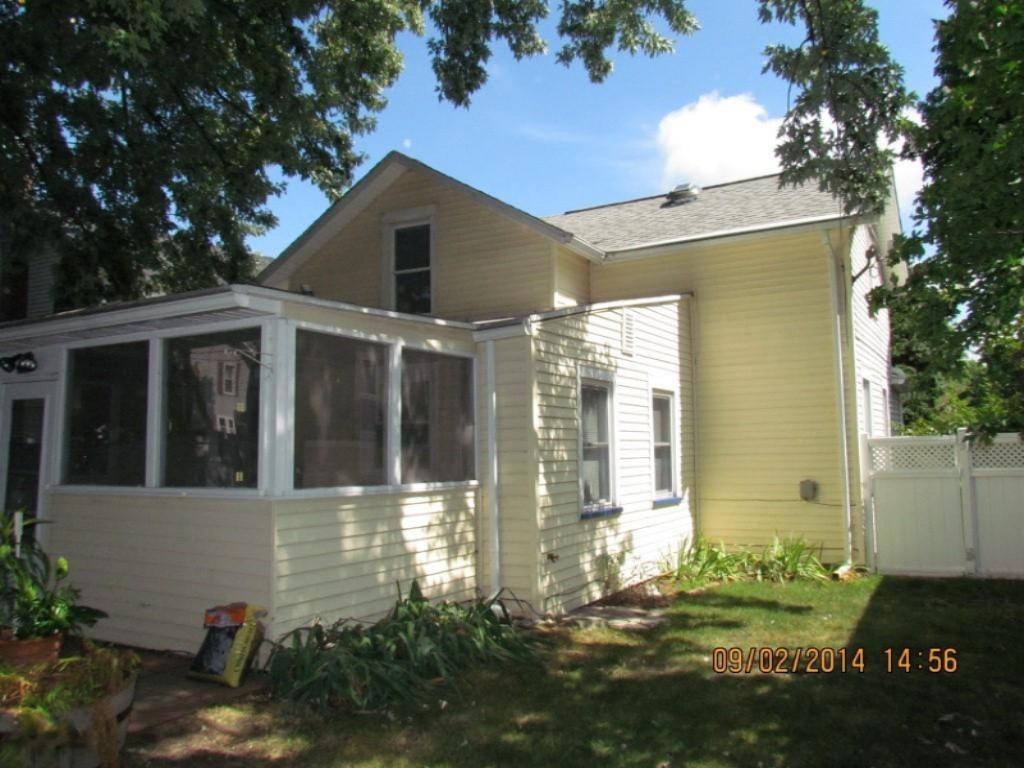 910 Court Street St. Joseph, MI 49085 - Photo 7 of 14 IMG_2240 (Medium)