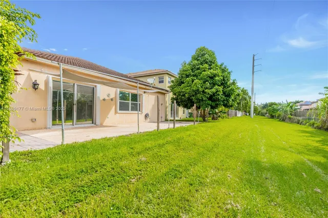 a view of an house with backyard space and garden
